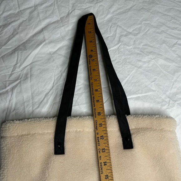 Wacoal Sherpa Teddy Fuzzy Tote Bag - Cream‎ with Black Handles OS - Picture 4 of 9